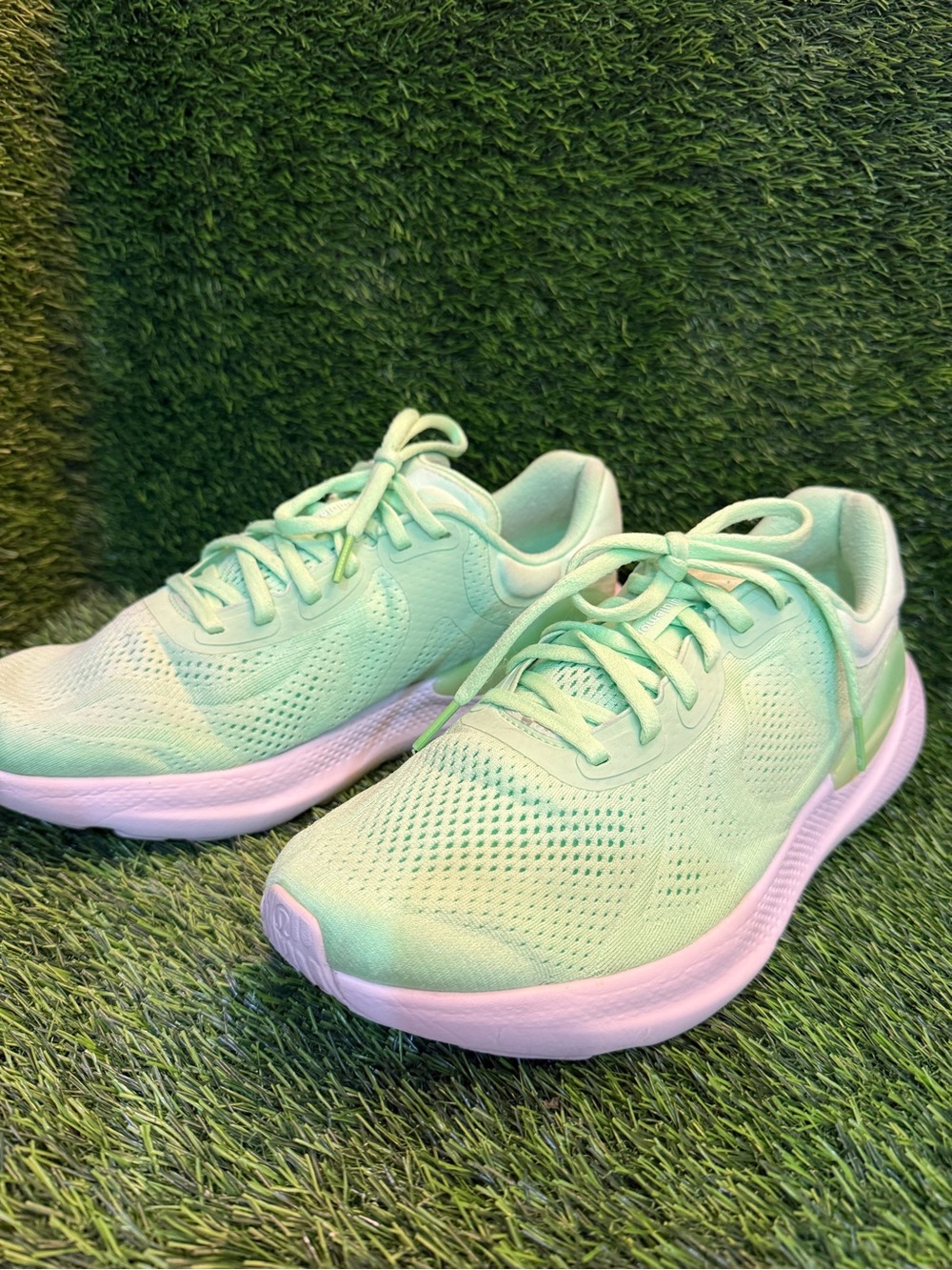 Lululemon Light Green Women's Running Mesh sneakers size 11